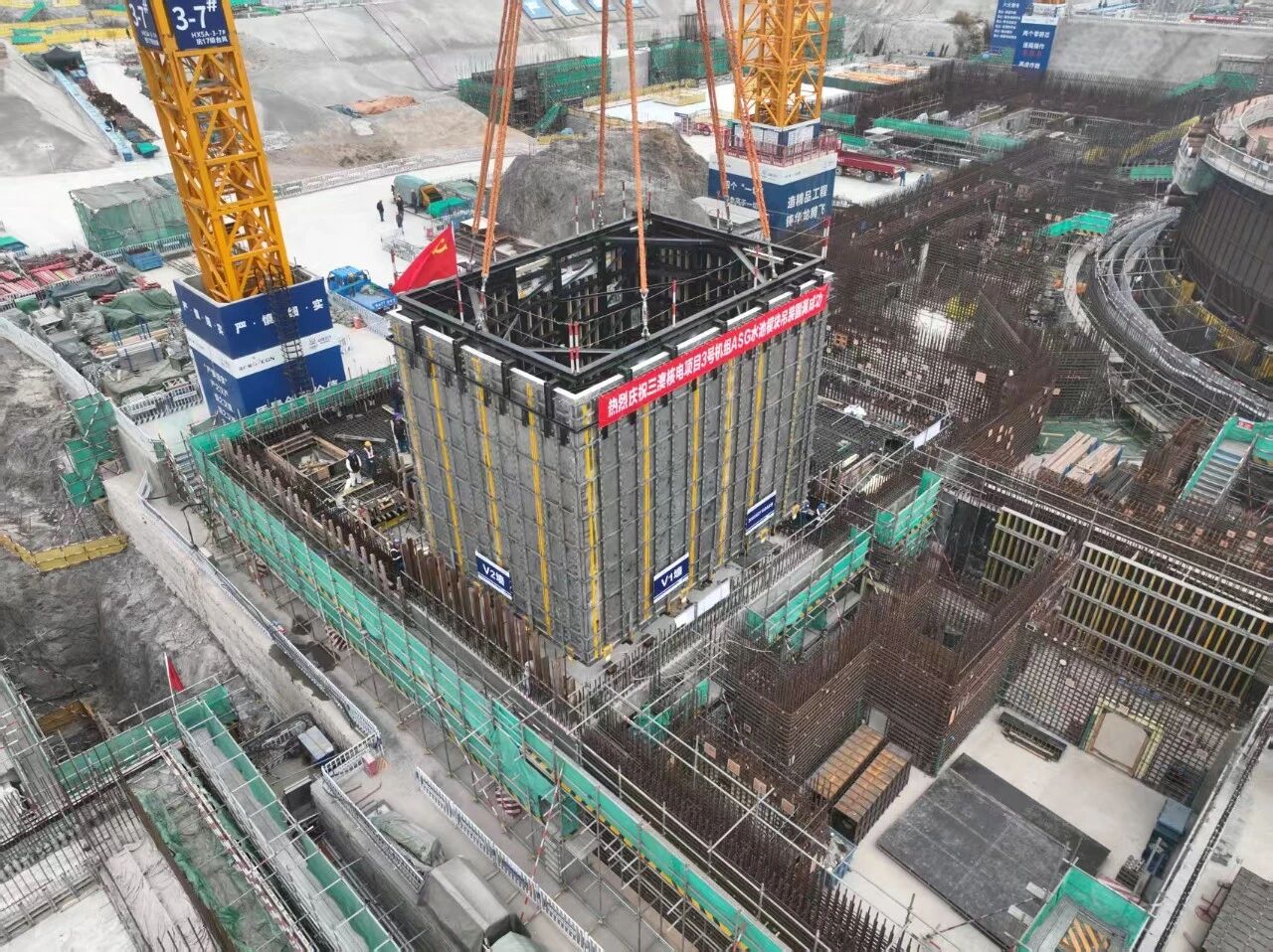 三澳核電3號(hào)機(jī)組ASG不銹鋼水池模塊相繼吊裝到位